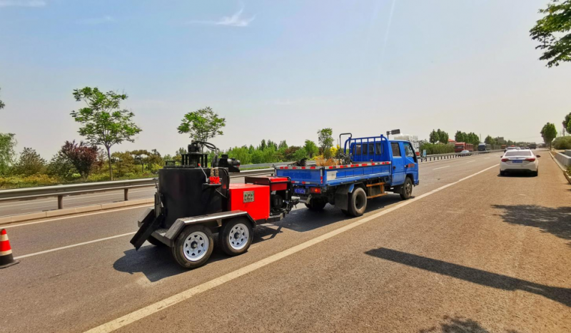 路應(yīng)急養(yǎng)護車
